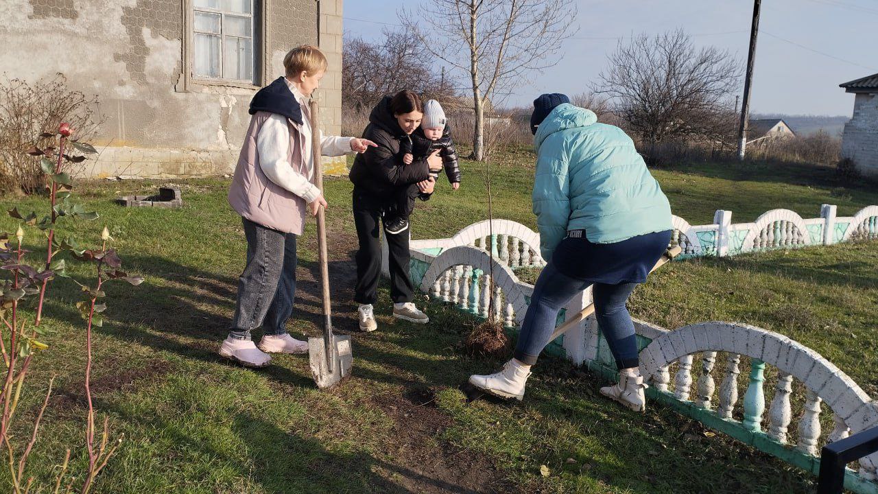 Распасеевский отдел по жизнеобеспечению территорий, совместно с семьями участников СВО, приняли участие в высадке берез Распасеевский отдел по жизнеобеспечению территорий, совместно с семьями участников СВО, приняли участие в высадке берез
