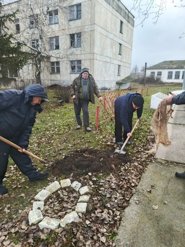В память об участниках Великой Победы 1945 года, коллектив Тимоновокого отдела по жизнеобеспечения совместно с внуком ветерана Косенко Анны Петровны и воспитанниками детского сада «Капитошка» совершили символичный... В память об участниках Великой Победы 1945 года, коллектив Тимоновокого отдела по жизнеобеспечения совместно с внуком ветерана Косенко Анны Петровны и воспитанниками детского сада «Капитошка» совершили символичный...