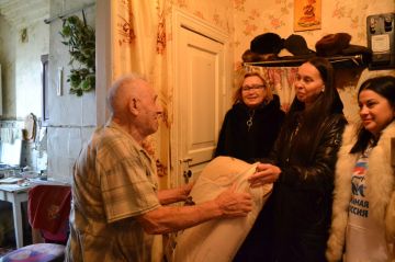 Председатель Совета депутатов Лутугинского МО совместно с активистами партии «Единая Россия» поздравили юбиляра