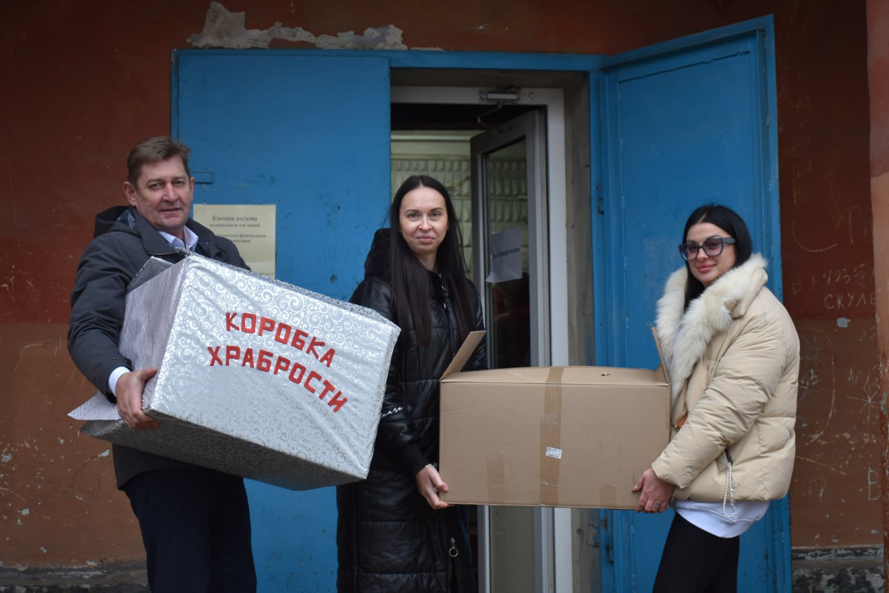 Алёна Лумеровская председатель Совета депутатов округа, совместно с депутатами Совета Лутугинского муниципального округа Андреем Солдатко и Виктором Махортовым, посетили ГБУЗ «ЛЦРМБ» ЛНР — Инфекционное отделение и Детскую...