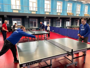 В Северодонецке в рамках Декады добрых дел единороссы посетили открытые тренировки по теннису и кикбоксингу и передали спортивный инвентарь спортшколе № 1