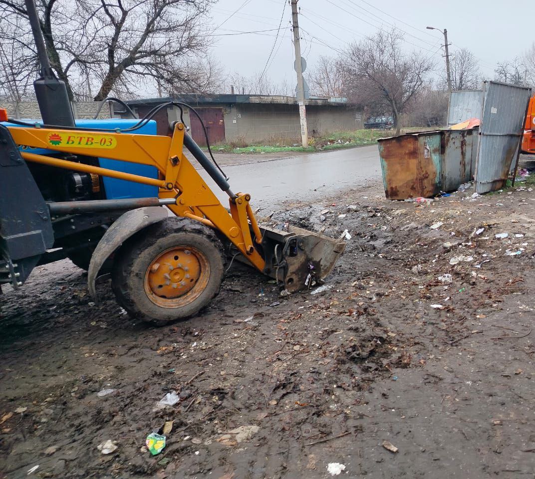 Продолжаются работы по вывозу мусора и благоустройству городских территорий Продолжаются работы по вывозу мусора и благоустройству городских территорий