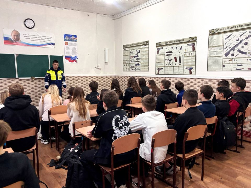 Безопасность на дороге – наш приоритет! Встреча с инспектором ДПС! Безопасность на дороге – наш приоритет! Встреча с инспектором ДПС!