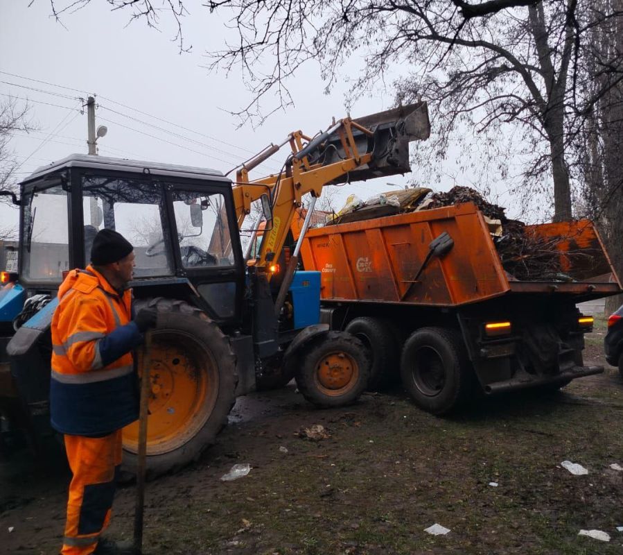 Продолжаются работы по вывозу мусора и благоустройству городских территорий Продолжаются работы по вывозу мусора и благоустройству городских территорий