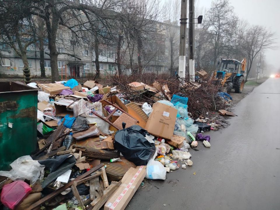 Продолжаются работы по вывозу мусора и благоустройству городских территорий Продолжаются работы по вывозу мусора и благоустройству городских территорий