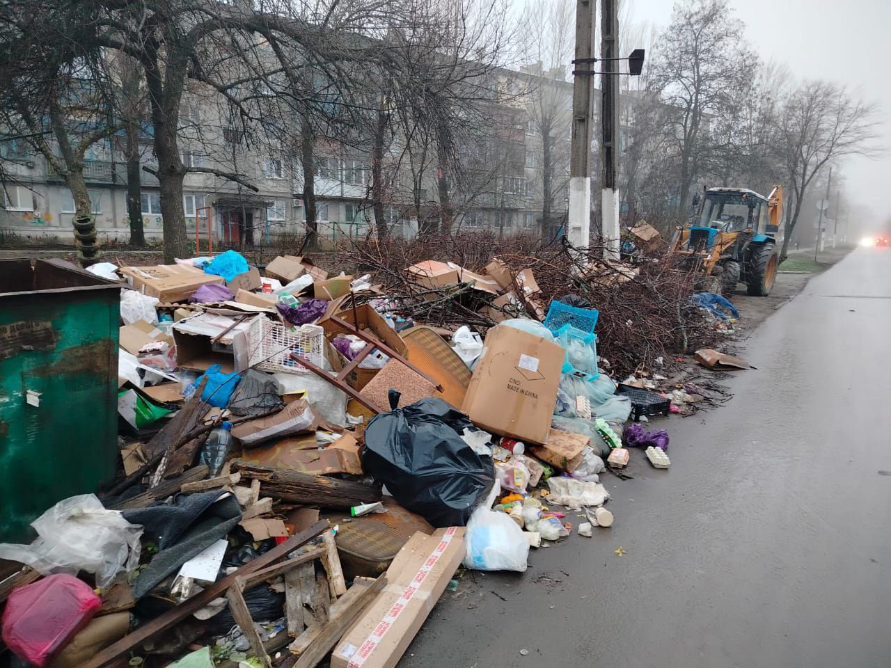 Продолжаются работы по вывозу мусора и благоустройству городских территорий Продолжаются работы по вывозу мусора и благоустройству городских территорий