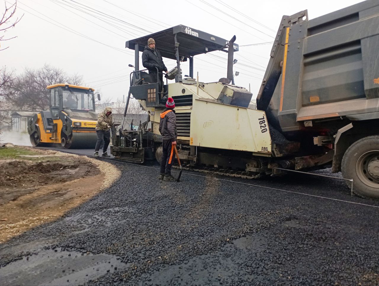 В Луганске продолжается восстановление дорог В Луганске продолжается восстановление дорог