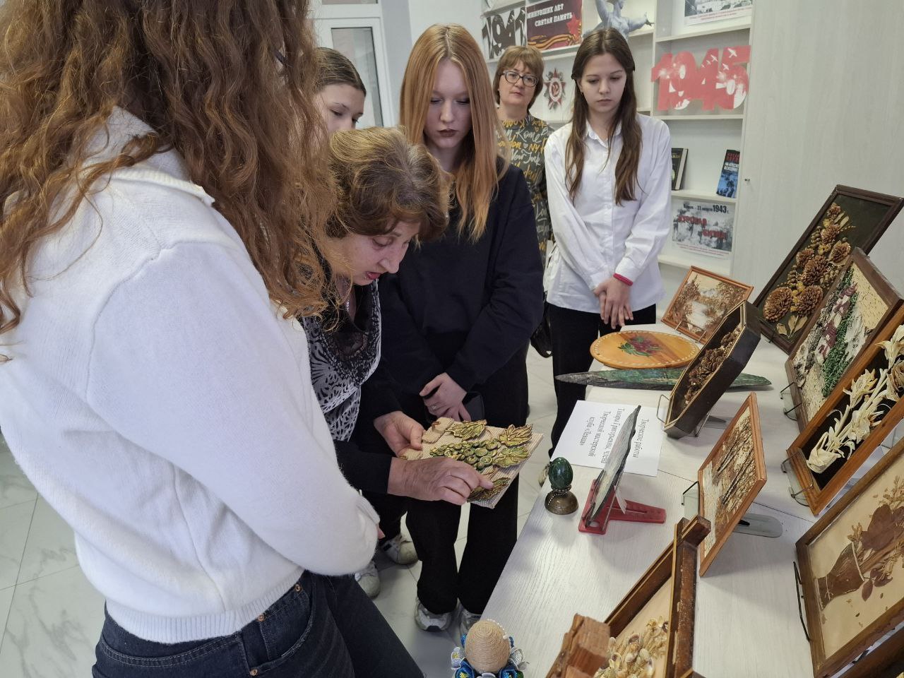 В центральной библиотеке им. Г. Сковороды для учащихся Ровеньковской школы №6 имени О. В. Анащенко состоялась презентация персональной выставки, посвященной удивительным работам Тамары Григорьевны Богуш В центральной библиотеке им. Г. Сковороды для учащихся Ровеньковской школы №6 имени О. В. Анащенко состоялась презентация персональной выставки, посвященной удивительным работам Тамары Григорьевны Богуш