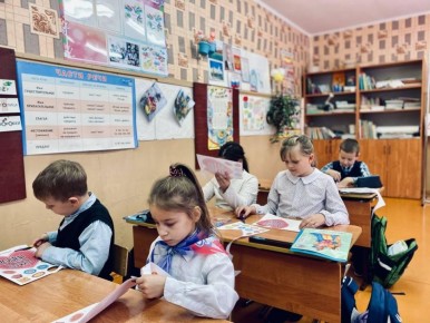 Буйские и меловские школьники провели совместную акцию ко Дню матери