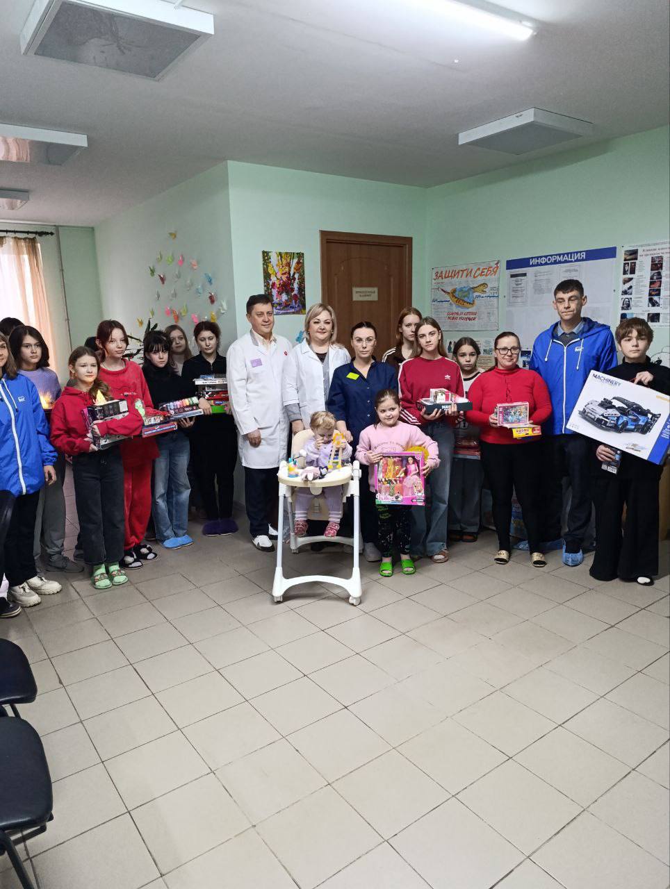 2 декабря 2025 года в педиатрическом соматическом отделение ГБУЗ «АЦМИР» ЛНР состоялось мероприятия в рамках акции Единой России «Коробка Храбрости».Стало доброй традицией участие неравнодушных граждан нашего города в судьбе... 2 декабря 2025 года в педиатрическом соматическом отделение ГБУЗ «АЦМИР» ЛНР состоялось мероприятия в рамках акции Единой России «Коробка Храбрости».Стало доброй традицией участие неравнодушных граждан нашего города в судьбе...