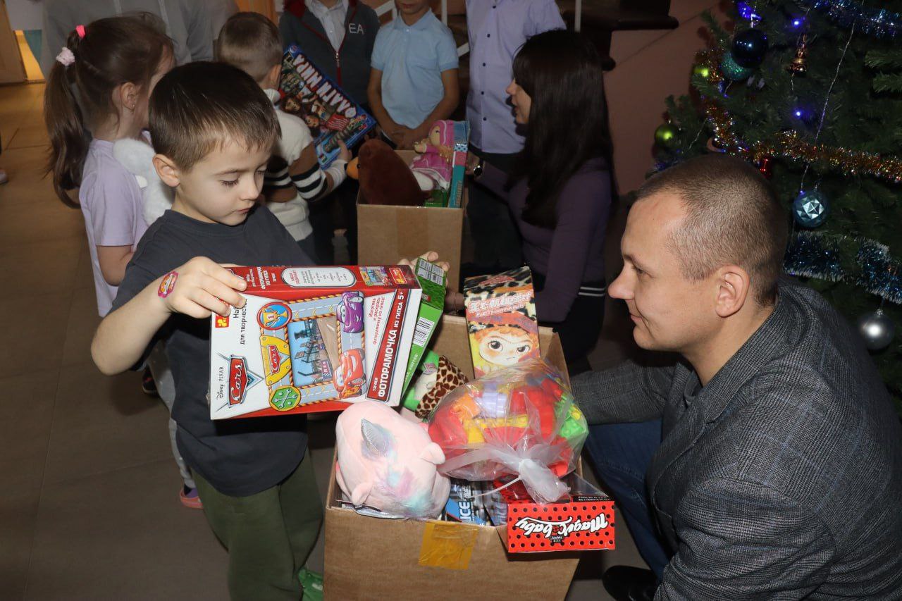Призы за смелость получили юные северодончане в рамках Всероссийской благотворительной акции «Коробка храбрости», инициированной партией «ЕДИНАЯ РОССИЯ» Призы за смелость получили юные северодончане в рамках Всероссийской благотворительной акции «Коробка храбрости», инициированной партией «ЕДИНАЯ РОССИЯ»