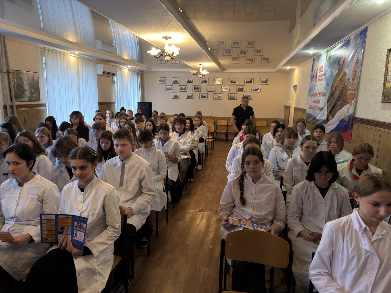 1 декабря, ко Всемирному дню борьбы со СПИДом, медицинский психолог «кабинета психосоциального консультирования и добровольного обследования на ВИЧ-инфекцию, в том числе анонимного» ГБУЗ «СВЦГМБ» ЛНР Титова Ольга Сергеевна... 1 декабря, ко Всемирному дню борьбы со СПИДом, медицинский психолог «кабинета психосоциального консультирования и добровольного обследования на ВИЧ-инфекцию, в том числе анонимного» ГБУЗ «СВЦГМБ» ЛНР Титова Ольга Сергеевна...