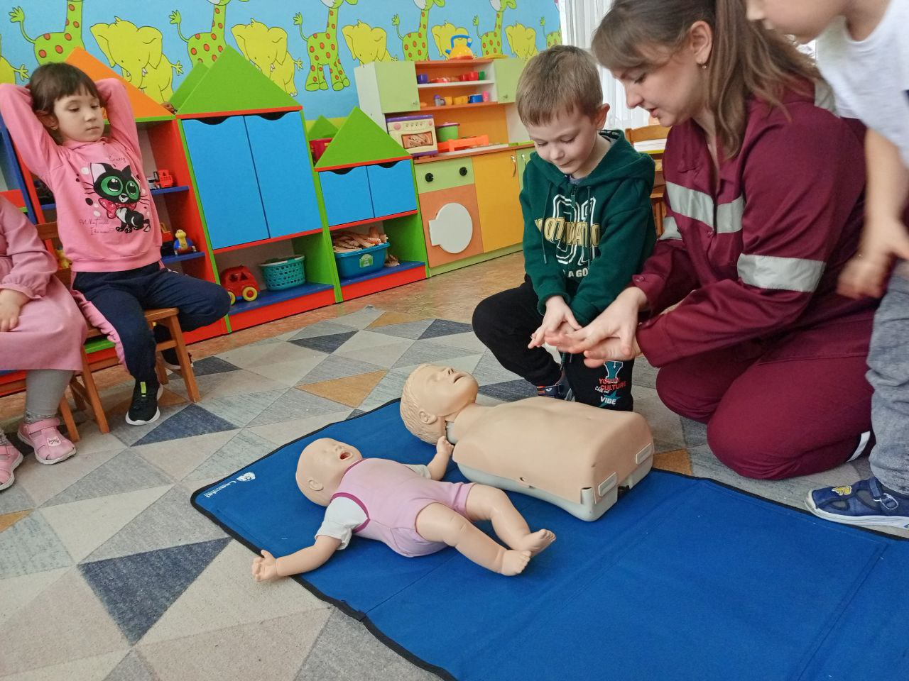 Инструкторы Школы медицины катастроф совместили празднование Дня матери с мастер-классами по первой помощи Инструкторы Школы медицины катастроф совместили празднование Дня матери с мастер-классами по первой помощи