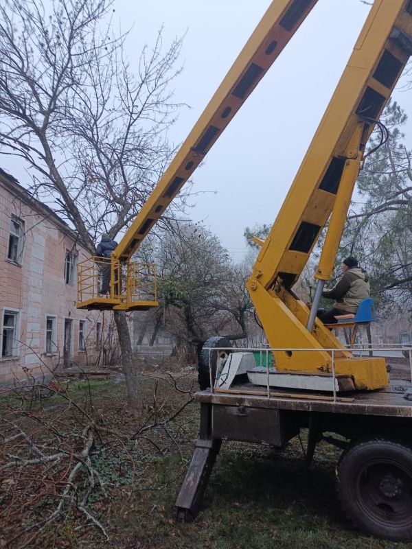 Продолжаются работы по вывозу мусора и благоустройству городских территорий Продолжаются работы по вывозу мусора и благоустройству городских территорий