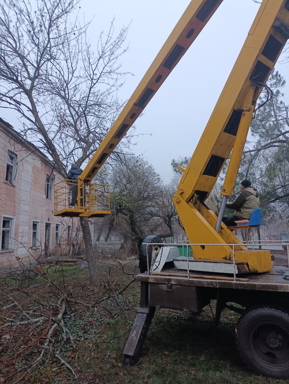 Продолжаются работы по вывозу мусора и благоустройству городских территорий Продолжаются работы по вывозу мусора и благоустройству городских территорий