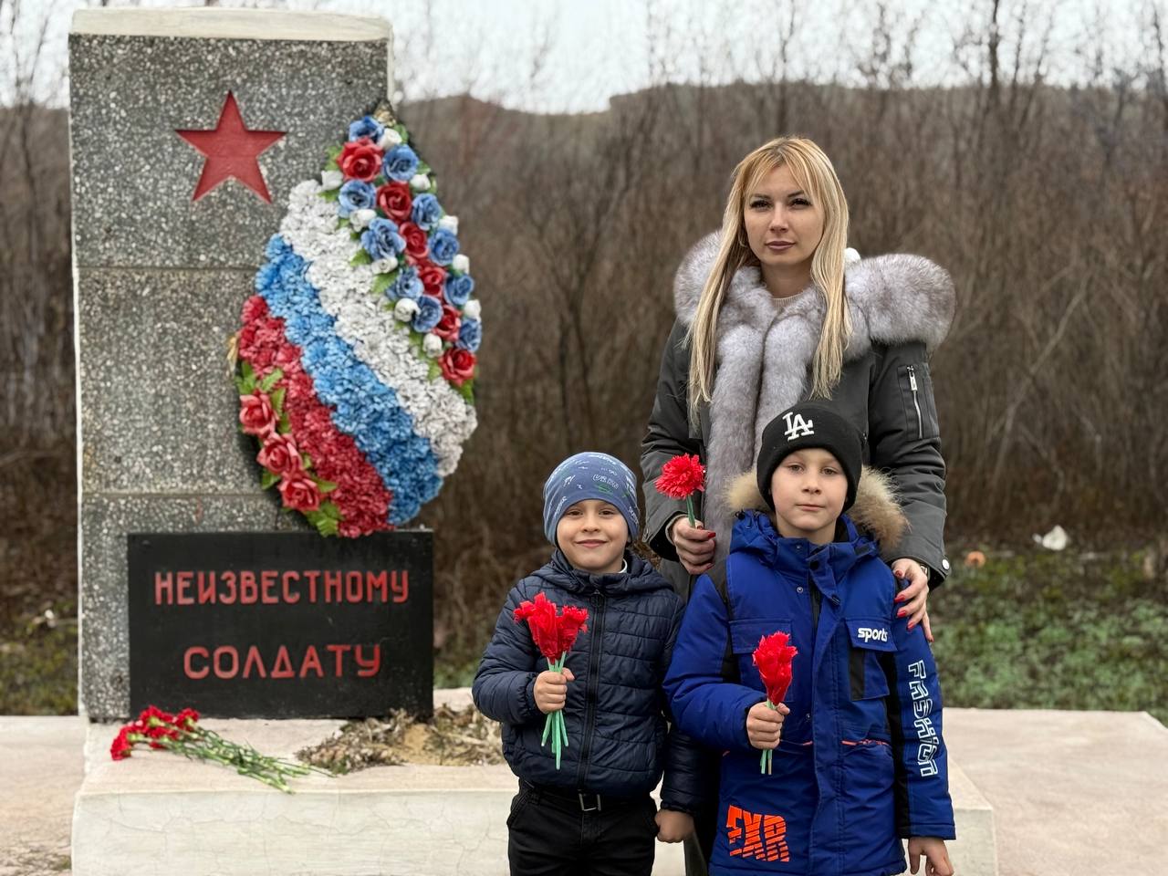 В преддверии Дня Неизвестного Солдата, советник директора по воспитанию СШ №19 Ирина Силакова, совместно с самыми маленькими воспитанниками, юными "Орлятами", приняли участие в акции, посвященной памяти тех, кто отдал свою... В преддверии Дня Неизвестного Солдата, советник директора по воспитанию СШ №19 Ирина Силакова, совместно с самыми маленькими воспитанниками, юными "Орлятами", приняли участие в акции, посвященной памяти тех, кто отдал свою...