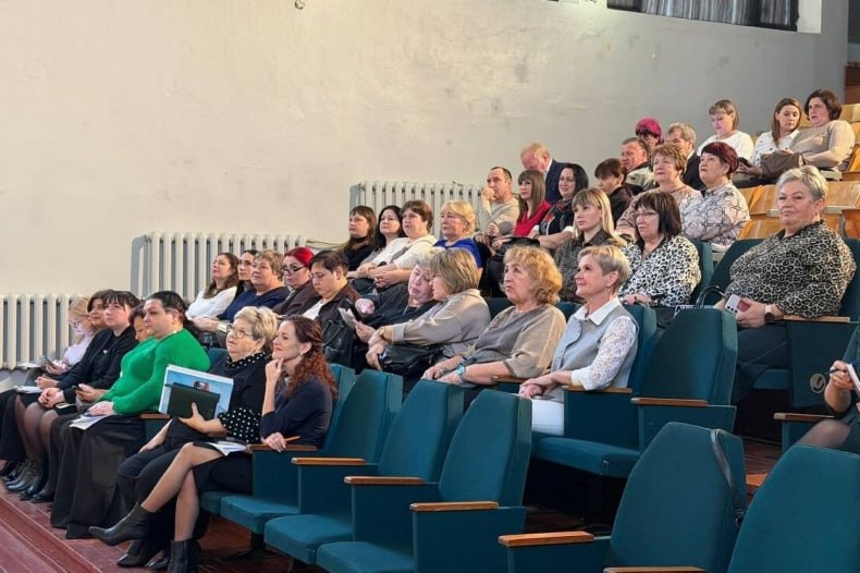 На базе Свердловской СШ №8 провели муниципальное совещание руководителей образовательных организаций На базе Свердловской СШ №8 провели муниципальное совещание руководителей образовательных организаций