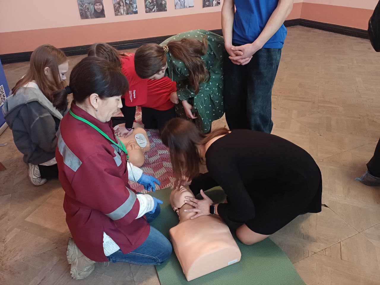 Инструкторы Школы медицины катастроф совместили празднование Дня матери с мастер-классами по первой помощи Инструкторы Школы медицины катастроф совместили празднование Дня матери с мастер-классами по первой помощи