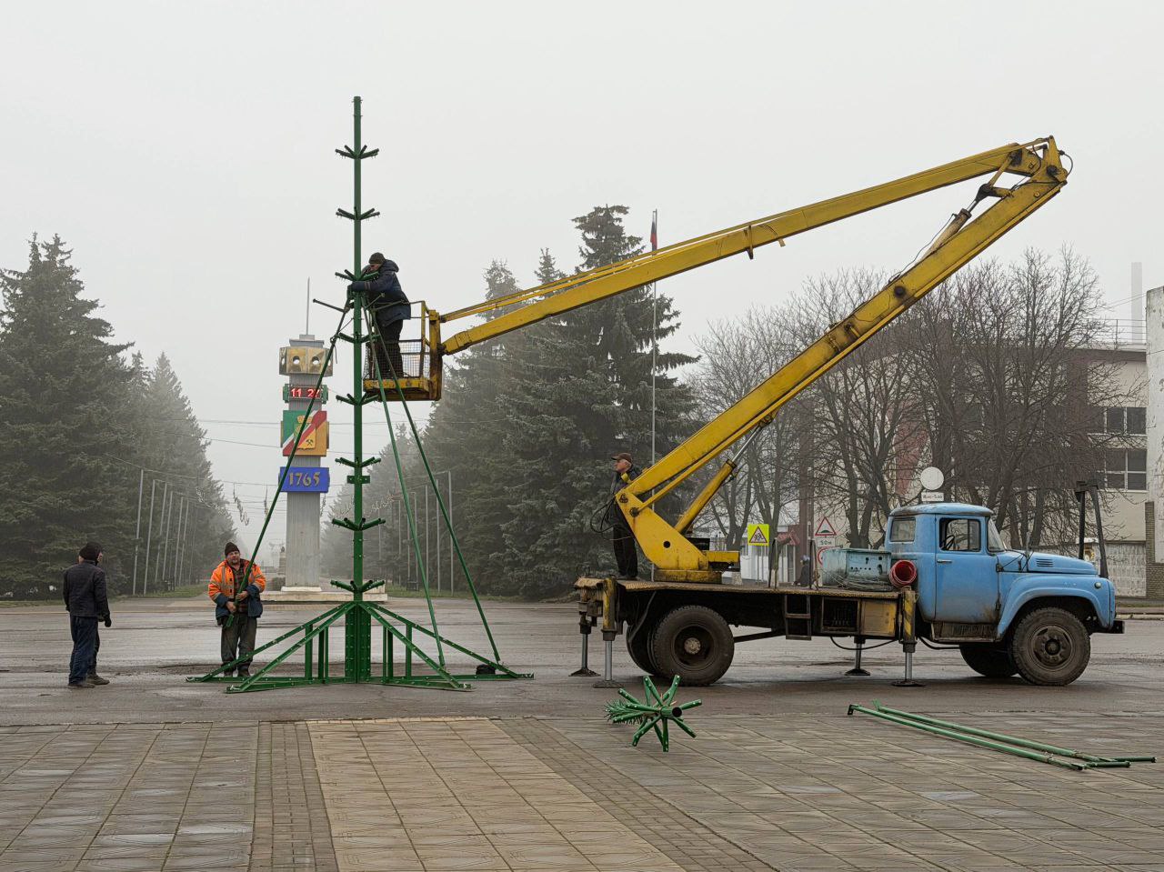 Сергей Колягин: Зима уже вступила в свои права, а это значит, что для сотрудников Муниципального унитарного предприятия «Комбинат коммунальных услуг города Первомайска» настало время подготавливать наш любимый город к... Сергей Колягин: Зима уже вступила в свои права, а это значит, что для сотрудников Муниципального унитарного предприятия «Комбинат коммунальных услуг города Первомайска» настало время подготавливать наш любимый город к...