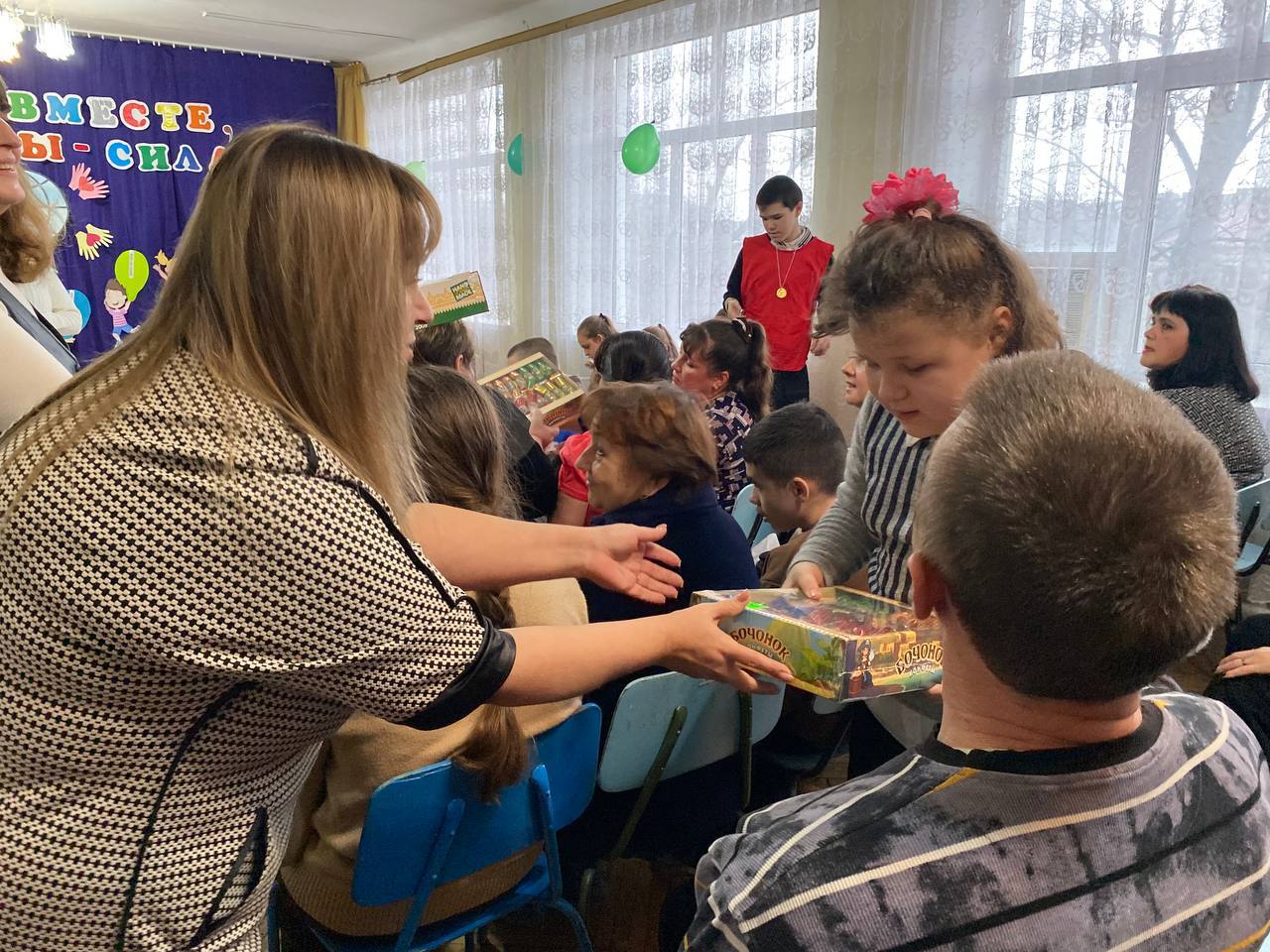 Праздник «Мы вместе, мы — сила» в Антрацитовском центре социального обслуживания населения Праздник «Мы вместе, мы — сила» в Антрацитовском центре социального обслуживания населения