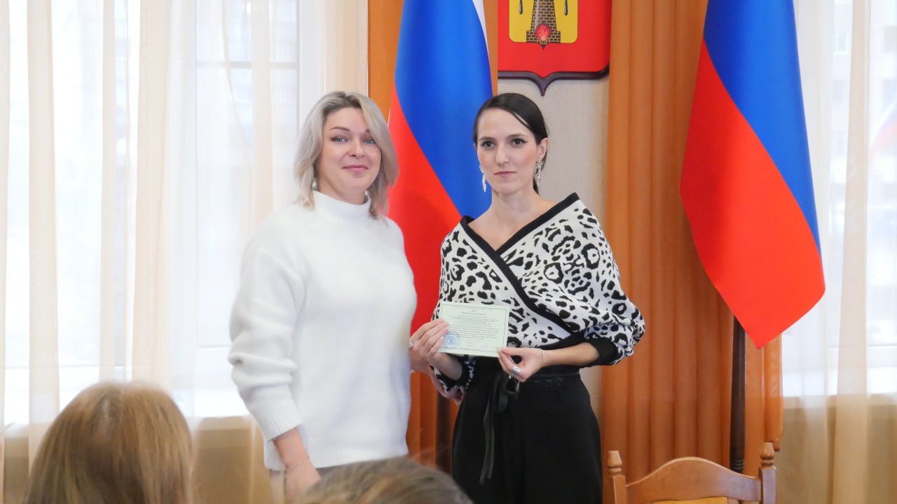 Сегодня в Администрации города вручили удостоверения Семейных кураторов Сегодня в Администрации города вручили удостоверения Семейных кураторов