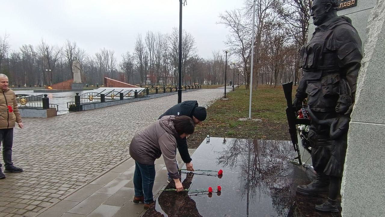 ДАНь ПАМЯТИ ГЕРОЯМ. Депутаты Совета Свердловского муниципального округа от фракции ЛДПР — Максим Марков, Дмитрий Никитенко и Сергей Сенченко — почтили память воинов, чьи имена остались неизвестными ДАНь ПАМЯТИ ГЕРОЯМ. Депутаты Совета Свердловского муниципального округа от фракции ЛДПР — Максим Марков, Дмитрий Никитенко и Сергей Сенченко — почтили память воинов, чьи имена остались неизвестными
