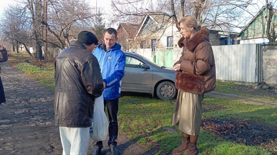 В преддверии Международного дня инвалидов активисты и сторонники Единой России доставили продуктовые наборы жителям г.Миусинск В преддверии Международного дня инвалидов активисты и сторонники Единой России доставили продуктовые наборы жителям г.Миусинск