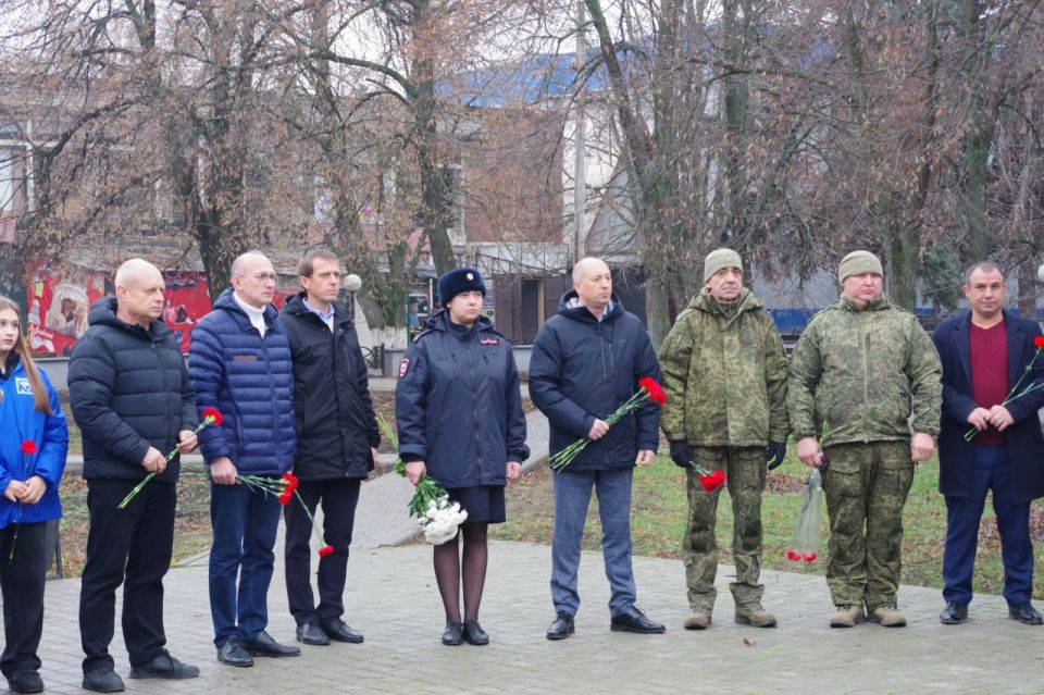 Сергей Крамаренко: В честь исторической даты — Дня Неизвестного солдата, который традиционно отмечается 3 декабря, с уважением принял участие в возложении цветов к памятному знаку павшим героям