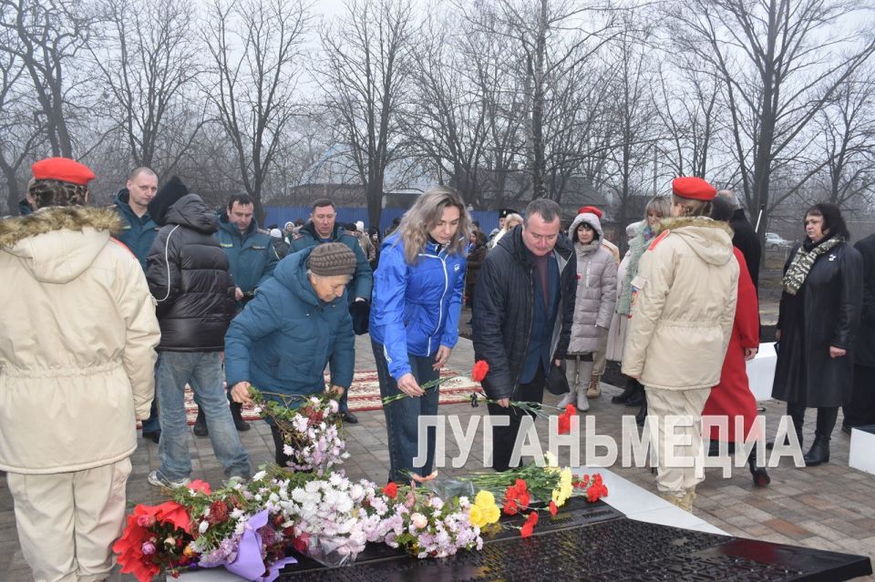 В Алмазной открыли обновленный мемориал советским воинам В Алмазной открыли обновленный мемориал советским воинам