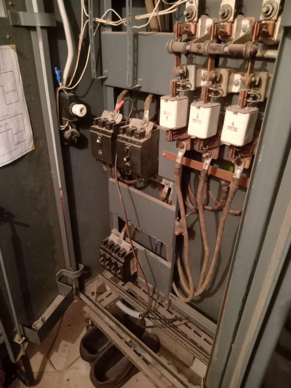 Электрики Удмуртии проверили и отремонтировали электрооборудование в Лутугинской средней школе №1 Электрики Удмуртии проверили и отремонтировали электрооборудование в Лутугинской средней школе №1