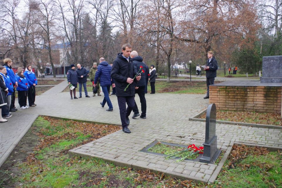 Сергей Крамаренко: В честь исторической даты — Дня Неизвестного солдата, который традиционно отмечается 3 декабря, с уважением принял участие в возложении цветов к памятному знаку павшим героям Сергей Крамаренко: В честь исторической даты — Дня Неизвестного солдата, который традиционно отмечается 3 декабря, с уважением принял участие в возложении цветов к памятному знаку павшим героям