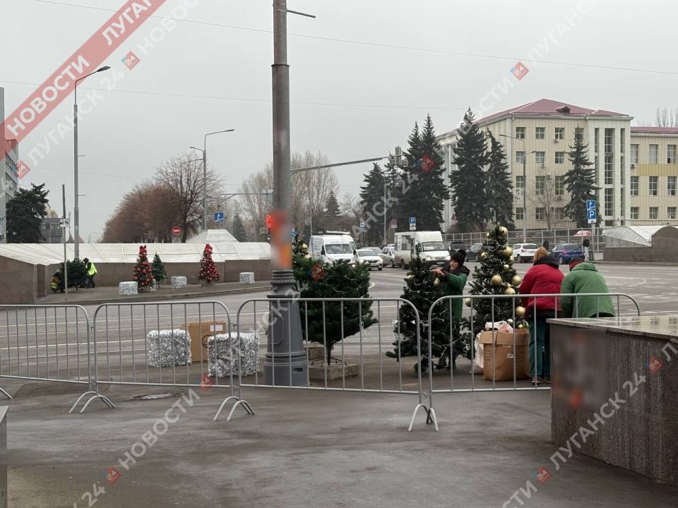 В Луганске на перекрестке Советской и Оборонной ставят небольшие новогодние елочки