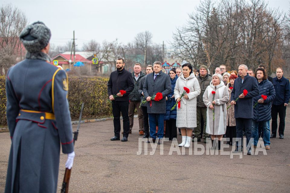 В Луганске прошла церемония возложения цветов к братской могиле воинов, погибших при освобождении города