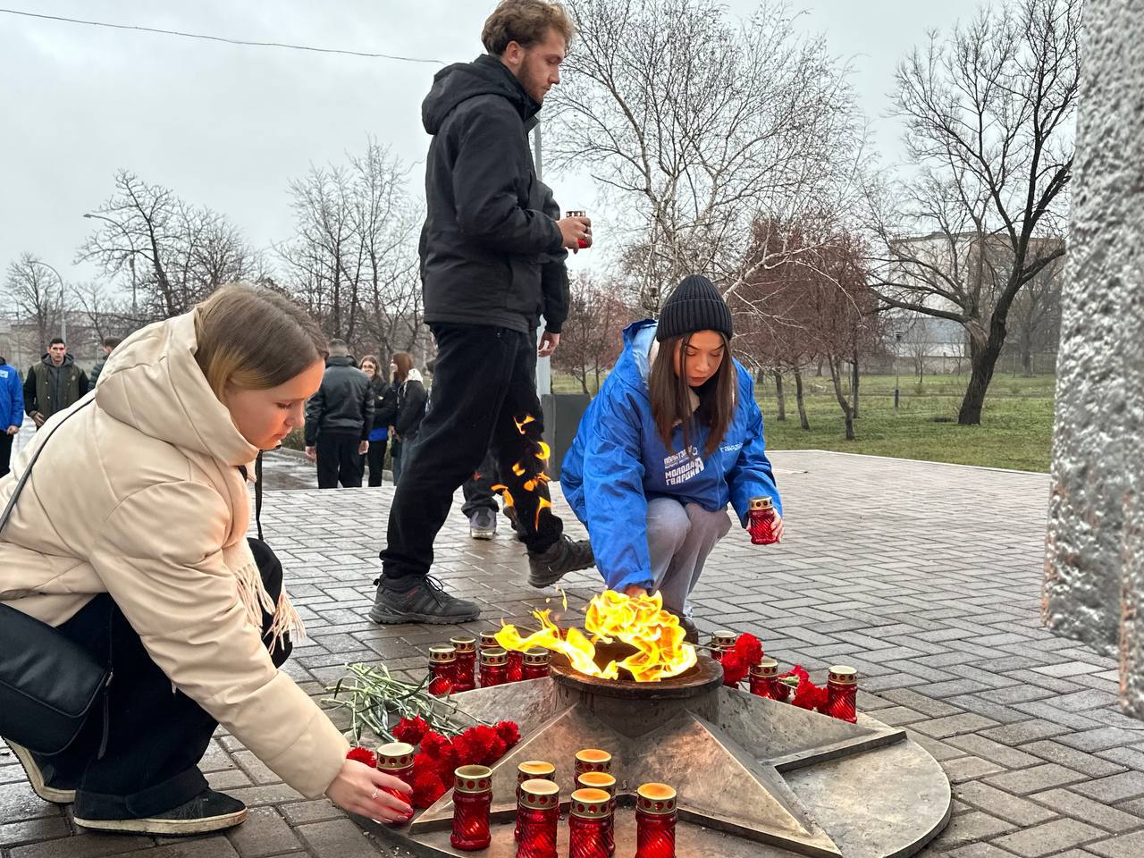 В сердце Алчевска, в уютном сквере, носящем гордое имя "Доблести и Славы", возвышается монумент, ставший символом непоколебимой стойкости и безмерной жертвы – Памятник Неизвестному Солдату