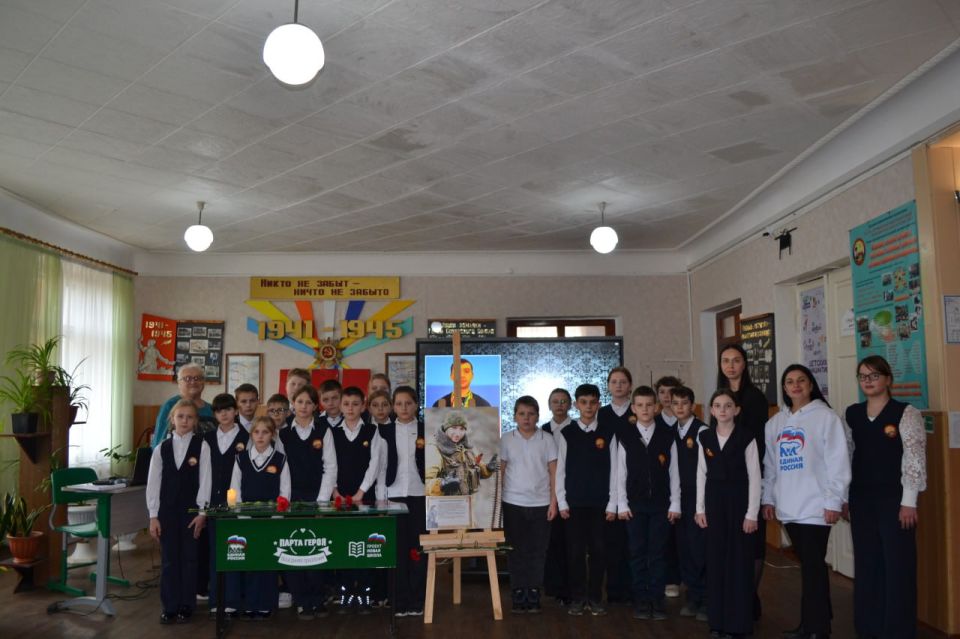 Единороссы передали портрет защитника Донбасса в Лутугинскую школу Единороссы передали портрет защитника Донбасса в Лутугинскую школу