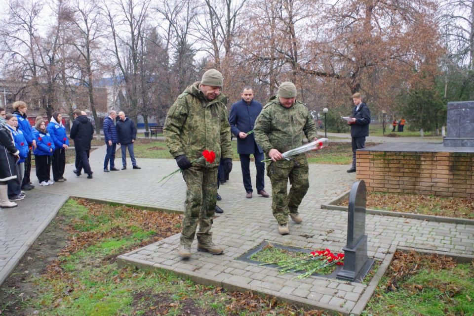 В честь исторической даты — Дня Неизвестного солдата, который традиционно отмечается 3 декабря, в Славяносербске возложили цветы к памятному знаку В честь исторической даты — Дня Неизвестного солдата, который традиционно отмечается 3 декабря, в Славяносербске возложили цветы к памятному знаку