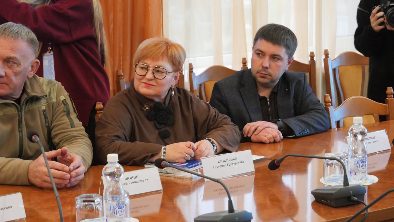 Сегодня в Администрации города вручили удостоверения Семейных кураторов Сегодня в Администрации города вручили удостоверения Семейных кураторов