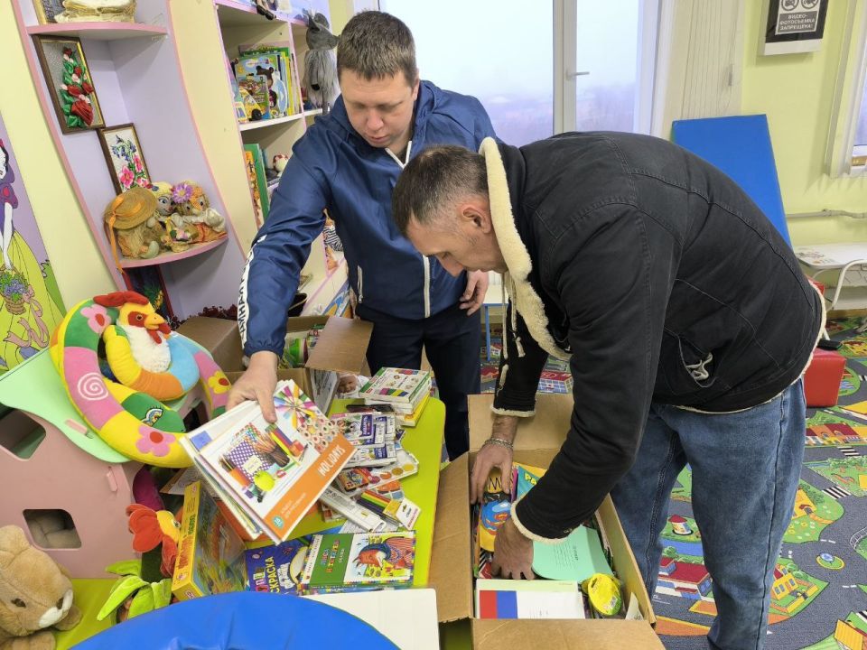 В Лисичанске передали детям в медучреждении «Коробки храбрости» В Лисичанске передали детям в медучреждении «Коробки храбрости»