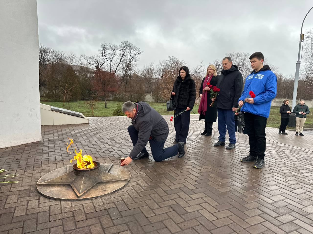 В сердце Алчевска, в уютном сквере, носящем гордое имя "Доблести и Славы", возвышается монумент, ставший символом непоколебимой стойкости и безмерной жертвы – Памятник Неизвестному Солдату В сердце Алчевска, в уютном сквере, носящем гордое имя "Доблести и Славы", возвышается монумент, ставший символом непоколебимой стойкости и безмерной жертвы – Памятник Неизвестному Солдату
