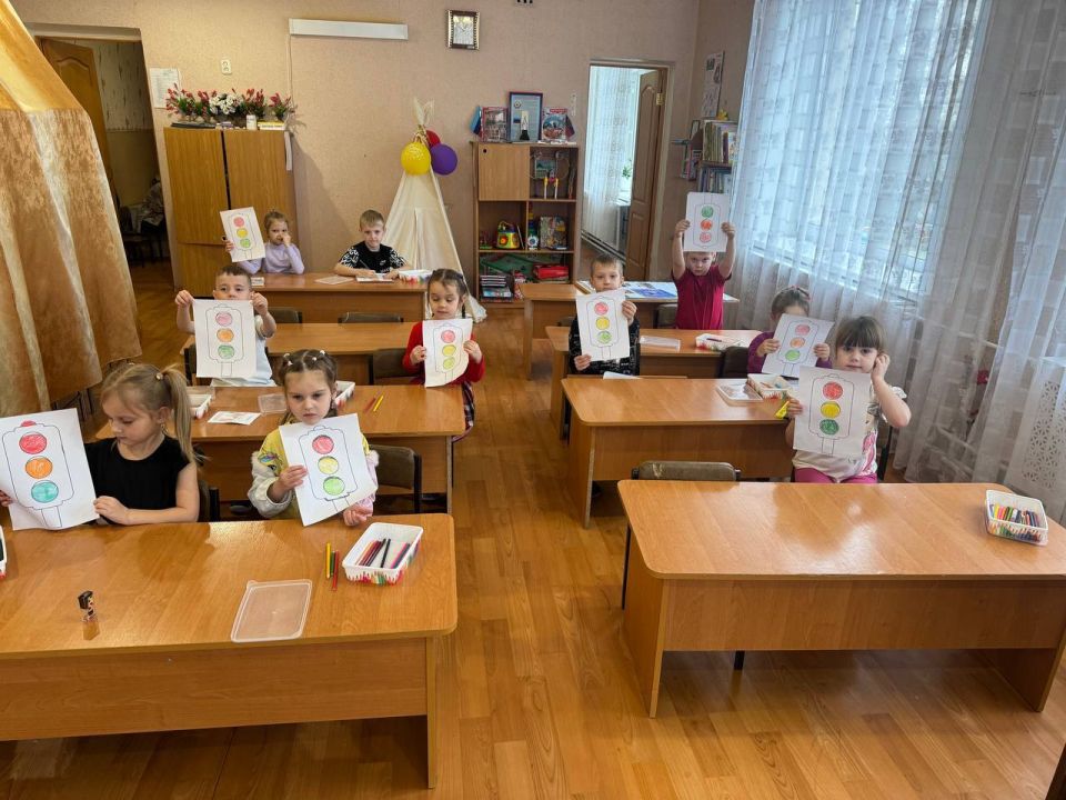 В Краснодоне сотрудники ГИБДД провели профилактическую беседу по безопасности дорожного движения для дошкольников