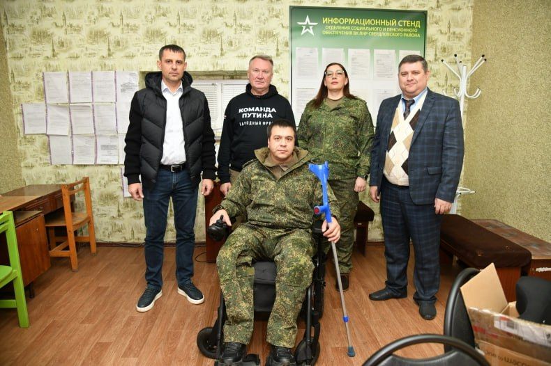 В Свердловском муниципалитете военнослужащему СВО с ограниченными возможностями вручили инвалидную коляску с электроприводом В Свердловском муниципалитете военнослужащему СВО с ограниченными возможностями вручили инвалидную коляску с электроприводом