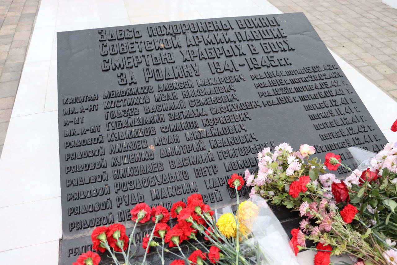 Наталия Жулинская: В Алмазной торжественно открыли после ремонта Братскую могилу советских воинов Наталия Жулинская: В Алмазной торжественно открыли после ремонта Братскую могилу советских воинов