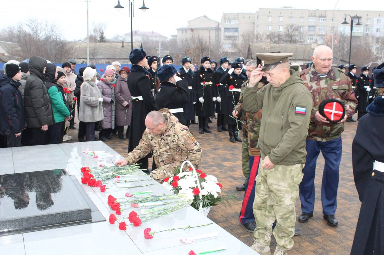 Сергей Козенко: Ежегодно 3 декабря, склоняя головы, мы чтим бессмертный подвиг тех, чьи имена навечно укрыты покровом неизвестности, но чья жертва вписана золотыми буквами в героическую летопись нашей Родины Сергей Козенко: Ежегодно 3 декабря, склоняя головы, мы чтим бессмертный подвиг тех, чьи имена навечно укрыты покровом неизвестности, но чья жертва вписана золотыми буквами в героическую летопись нашей Родины
