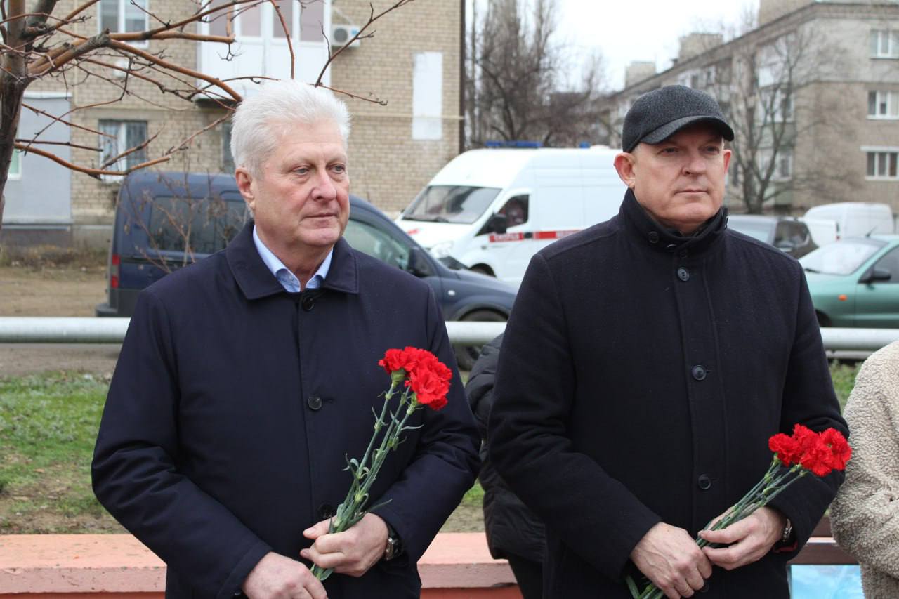 Сергей Козенко: Ежегодно 3 декабря, склоняя головы, мы чтим бессмертный подвиг тех, чьи имена навечно укрыты покровом неизвестности, но чья жертва вписана золотыми буквами в героическую летопись нашей Родины Сергей Козенко: Ежегодно 3 декабря, склоняя головы, мы чтим бессмертный подвиг тех, чьи имена навечно укрыты покровом неизвестности, но чья жертва вписана золотыми буквами в героическую летопись нашей Родины