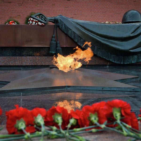 Территориальный фонд обязательного медицинского страхования Луганской Народной Республики отдает дань памяти в День Неизвестного Солдата