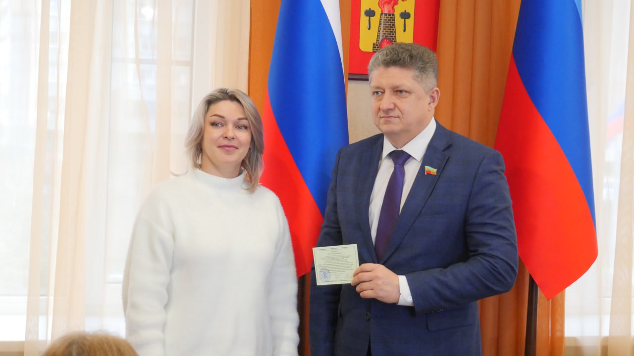 Сегодня в Администрации города вручили удостоверения Семейных кураторов Сегодня в Администрации города вручили удостоверения Семейных кураторов