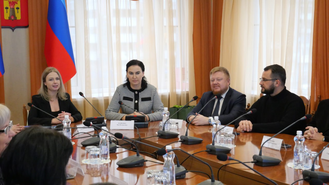 Сегодня в Администрации города вручили удостоверения Семейных кураторов Сегодня в Администрации города вручили удостоверения Семейных кураторов