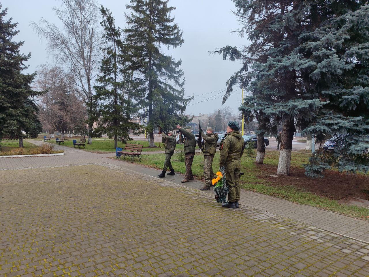 3 декабря, в День Неизвестного Солдата, Глава Кременского МО Вячеслав Третьяков совместно с представителями администрации, сотрудниками государственных учреждений и местными жителями возложили цветы к памятнику... 3 декабря, в День Неизвестного Солдата, Глава Кременского МО Вячеслав Третьяков совместно с представителями администрации, сотрудниками государственных учреждений и местными жителями возложили цветы к памятнику...