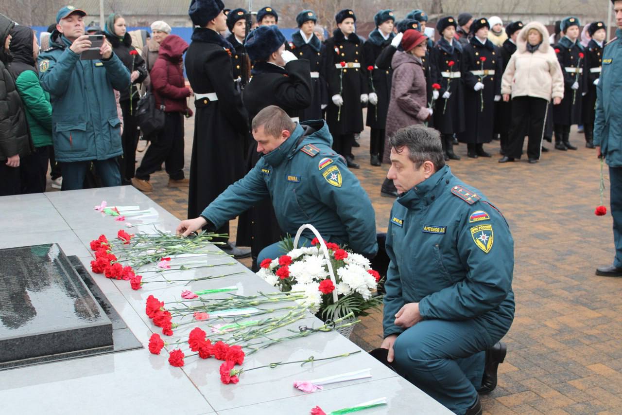 Сергей Козенко: Ежегодно 3 декабря, склоняя головы, мы чтим бессмертный подвиг тех, чьи имена навечно укрыты покровом неизвестности, но чья жертва вписана золотыми буквами в героическую летопись нашей Родины Сергей Козенко: Ежегодно 3 декабря, склоняя головы, мы чтим бессмертный подвиг тех, чьи имена навечно укрыты покровом неизвестности, но чья жертва вписана золотыми буквами в героическую летопись нашей Родины