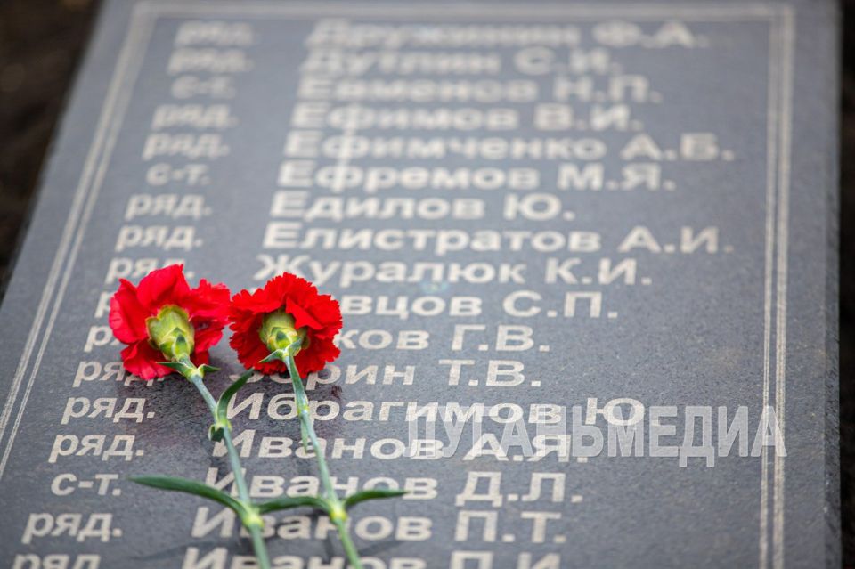 В Луганске прошла церемония возложения цветов к братской могиле воинов, погибших при освобождении города В Луганске прошла церемония возложения цветов к братской могиле воинов, погибших при освобождении города